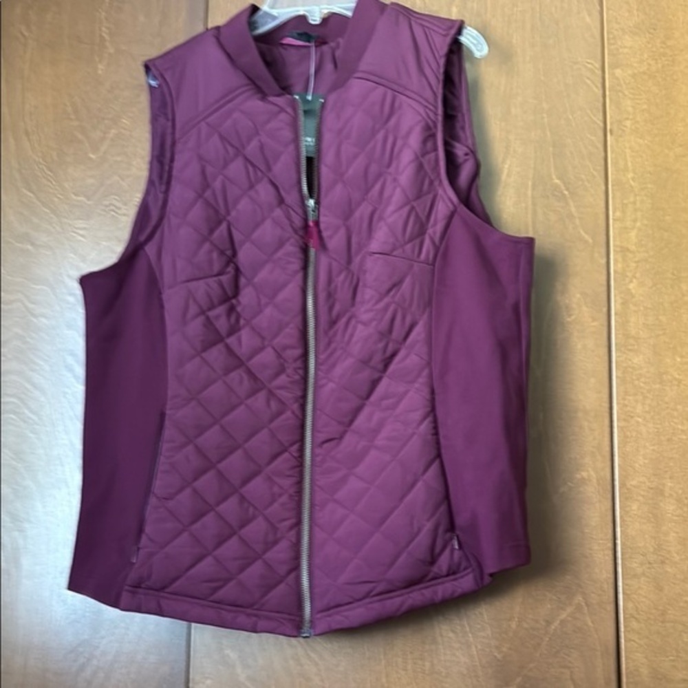 Torrid NWT Sz 2 (18-20) Quilted Burgundy Vest Zip Pockets. Perfect Fall Color